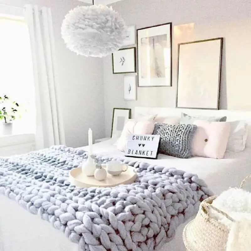 decoração clean para quarto com peseira de tricô gigante Foto Comer Blogar Amar