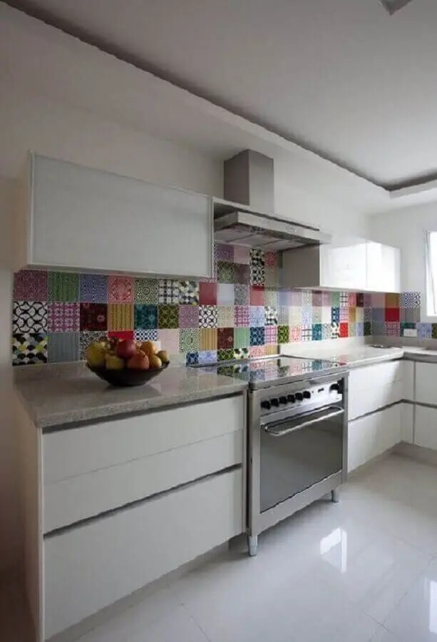 decoração colorida com faixa adesiva para cozinha branca Foto Pinterest