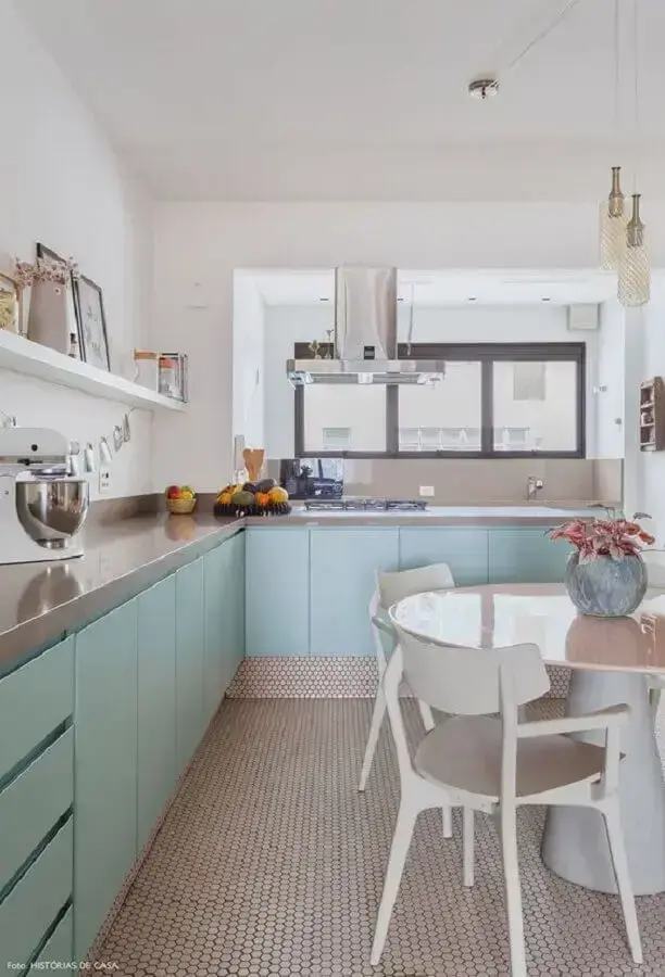 decoração com armário de cozinha planejado na cor verde menta Foto Histórias de Casa