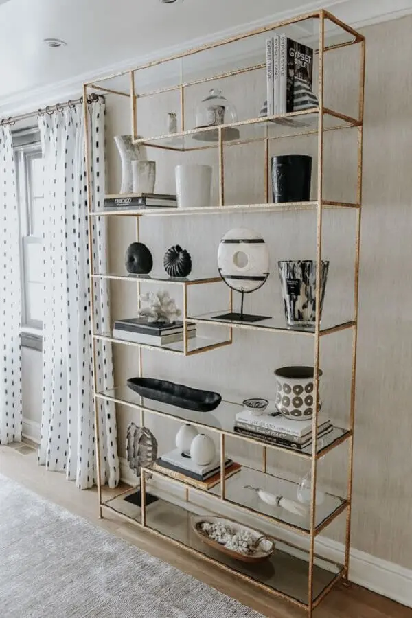 decoração com estante industrial com estrutura dourada Foto Pinterest