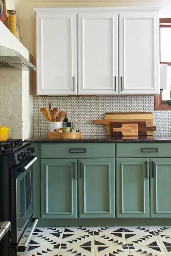 decoração com estilo retrô para cozinha verde e branca Foto Arquitrecos