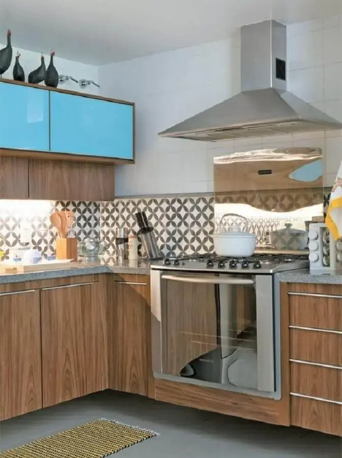 decoração com faixa para cozinha moderna planejada com armários de madeira Foto Reciclar e Decorar