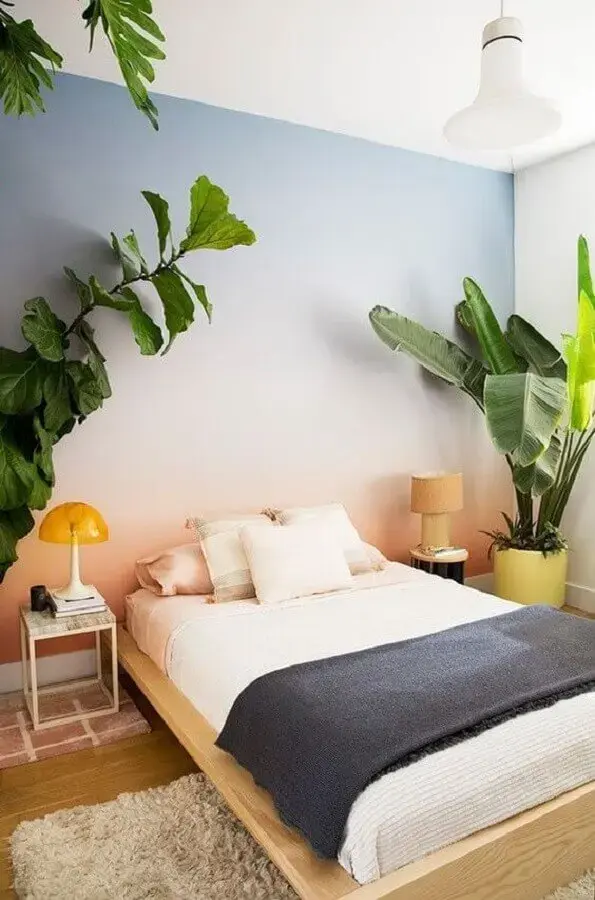 decoração com plantas grandes para quarto com parede colorida com cama japonesa de madeira Foto Pinterest
