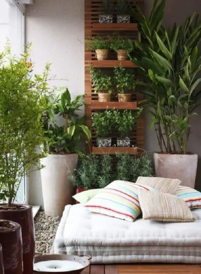decoração com plantas na parede e grandes vasos para varanda Foto Muito Chique