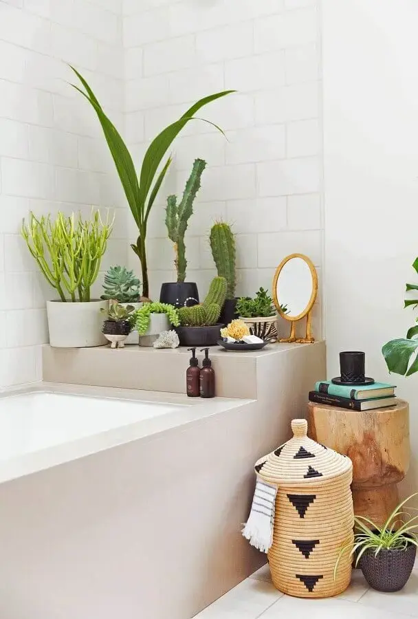 decoração com plantas no banheiro branco com banheira Foto Decor Assentos