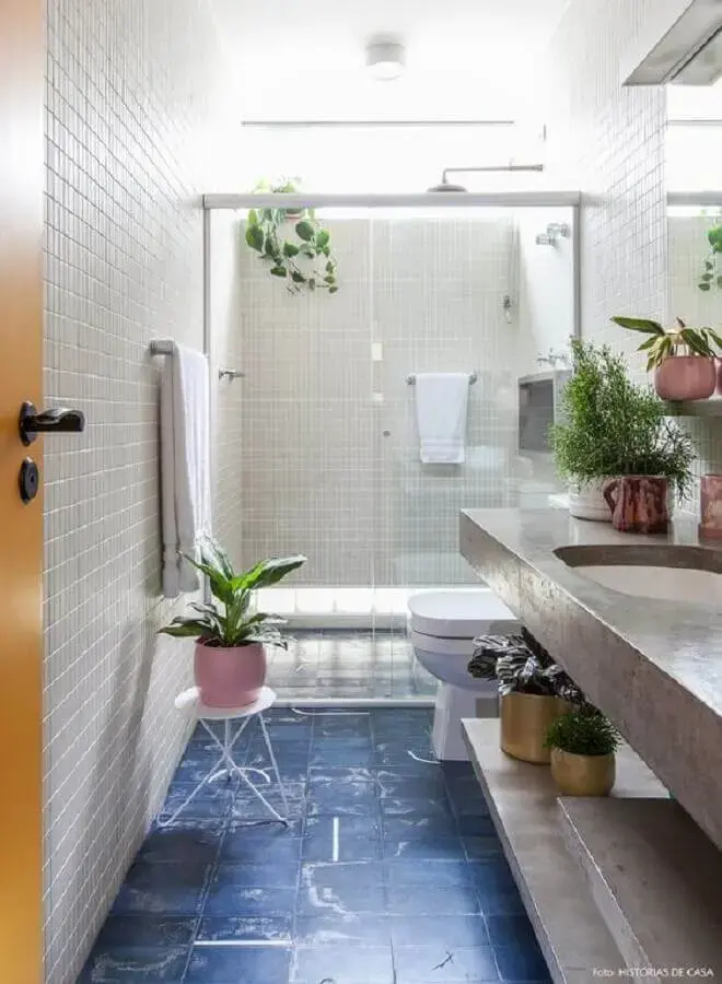decoração com plantas no banheiro branco com piso azul Foto Futurist Architecture