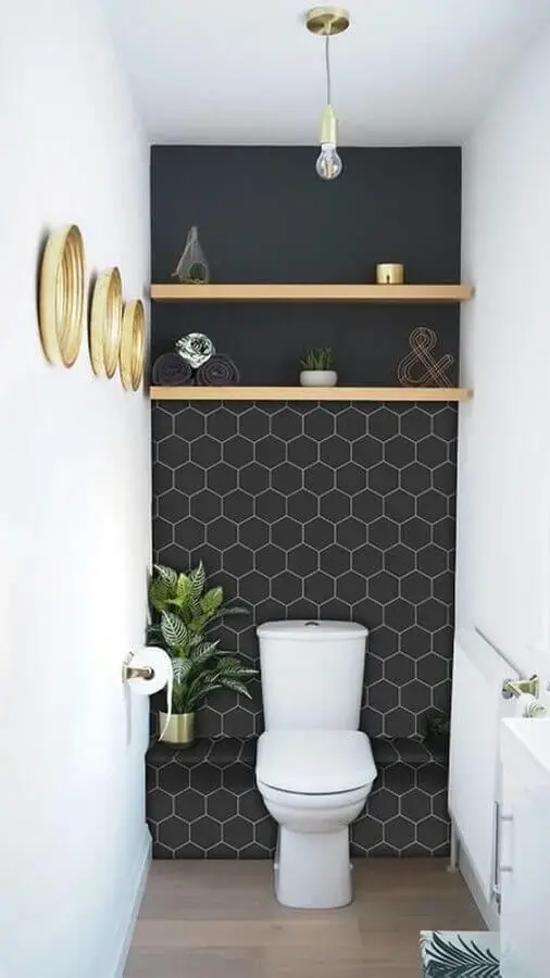 decoração com plantas no banheiro moderno e pequeno com revestimento preto Foto Bugre Moda