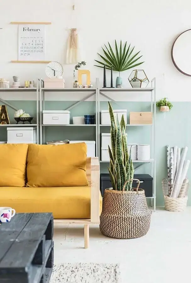decoração com plantas para sala simples decorada com sofá amarelo de madeira Foto CoachDecor