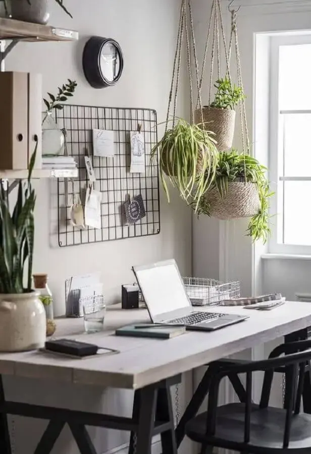 decoração com plantas pendentes para home office Foto Dear Designer's Blog