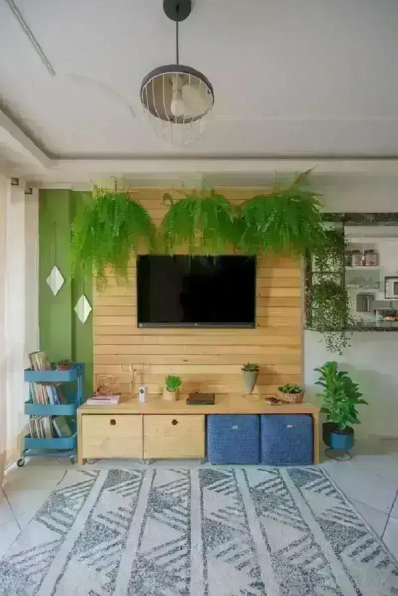 decoração com plantas pendentes para sala com painel de madeira para TV Foto Pinterest