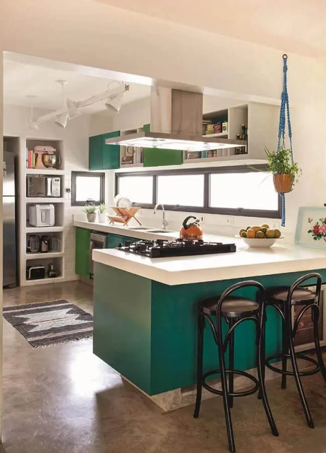 decoração cozinha verde em L com cooktop Foto Pinterest