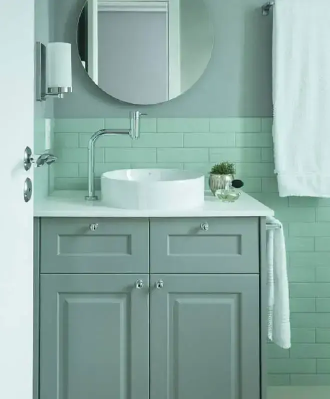 decoração de banheiro na cor verde menta e cinza Foto Archzine
