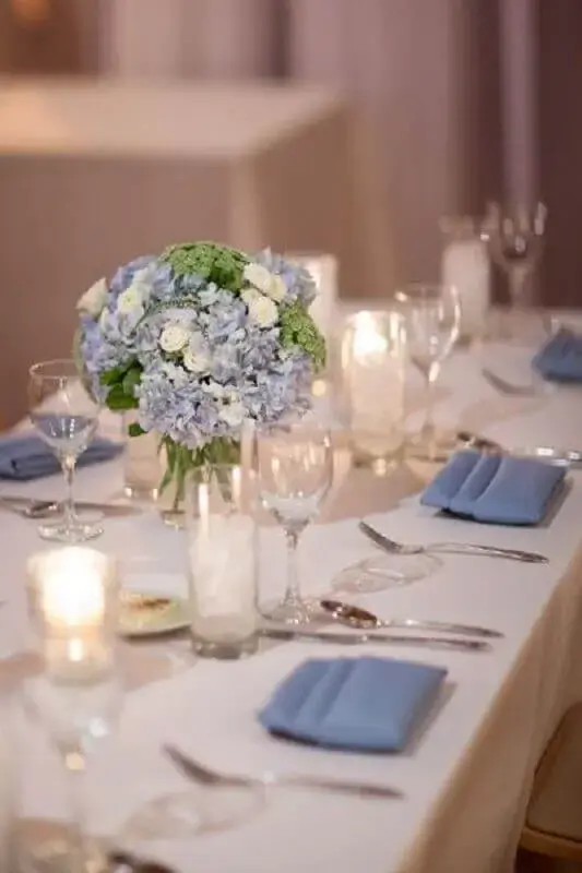 decoração de casamento azul e branco simples Foto WeddingWire