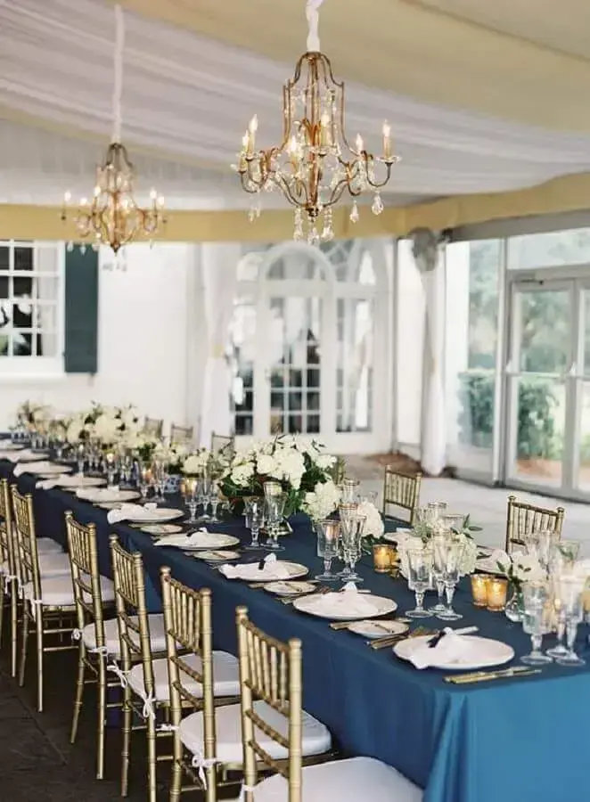 decoração de casamento azul e dourado com arranjos de flores brancas e lustres candelabros Foto Casa, Comida e Roupa Espalhada