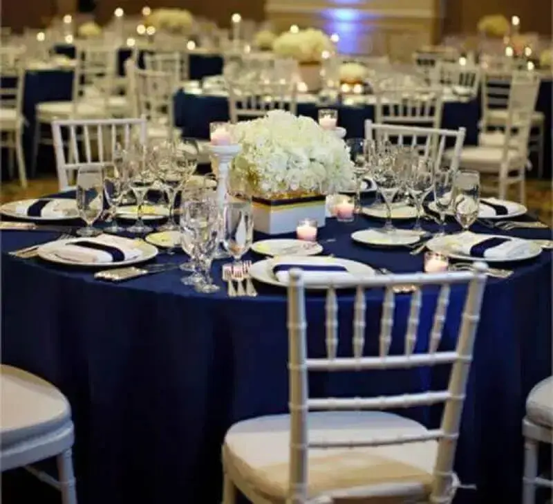decoração de casamento azul marinho com arranjos de flores brancas Foto Weddbook