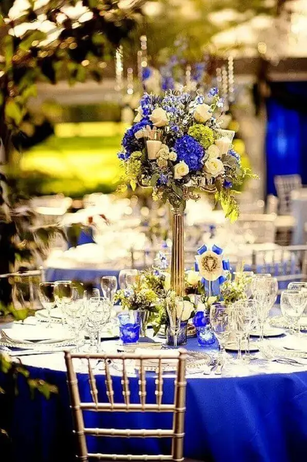 decoração de casamento azul royal e dourado Foto Pinterest