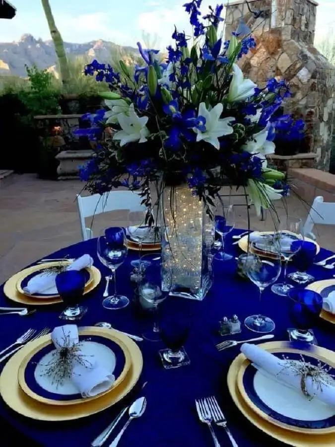 Royal blue and gold outdoor wedding decoration Foto Pinterest