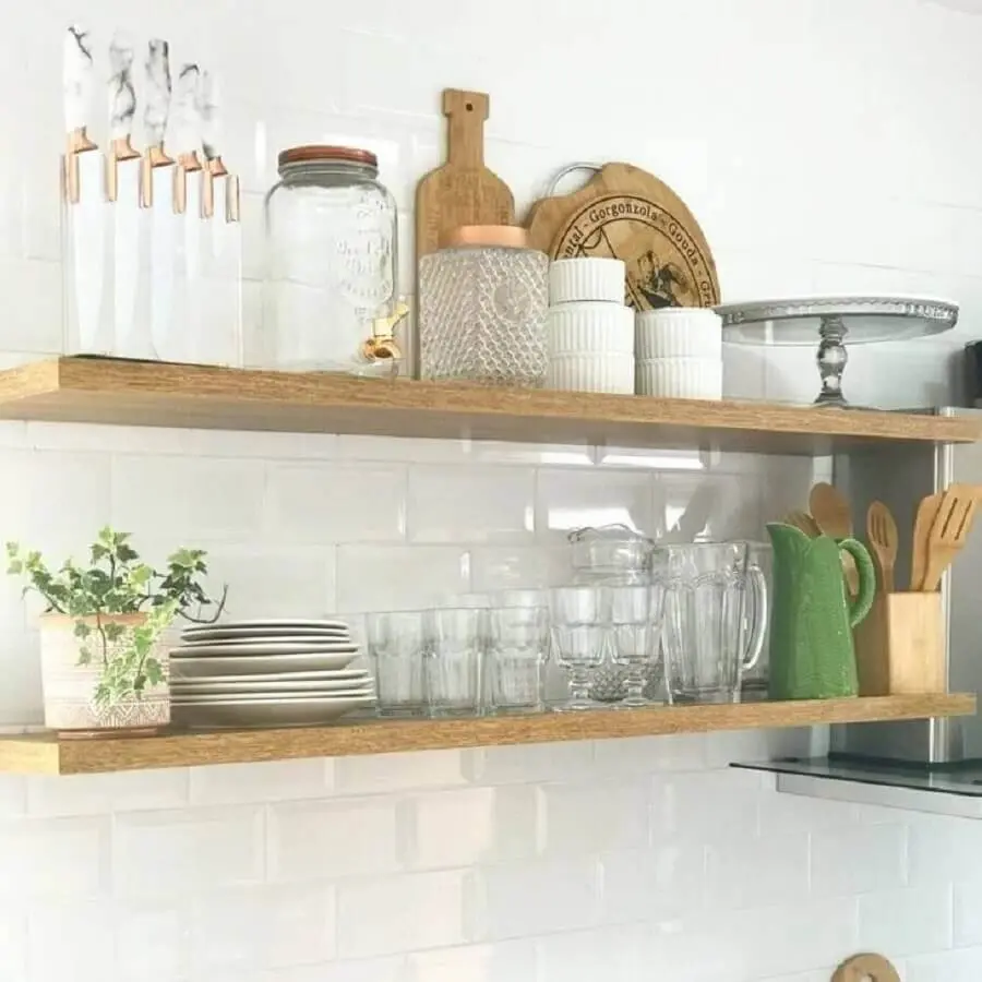 decoração de cozinha com prateleira suspensa de madeira Foto Home It Decor