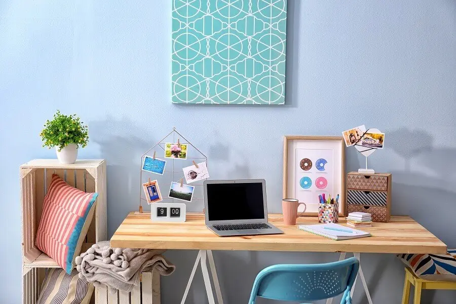 decoração de home office simples em tons de azul