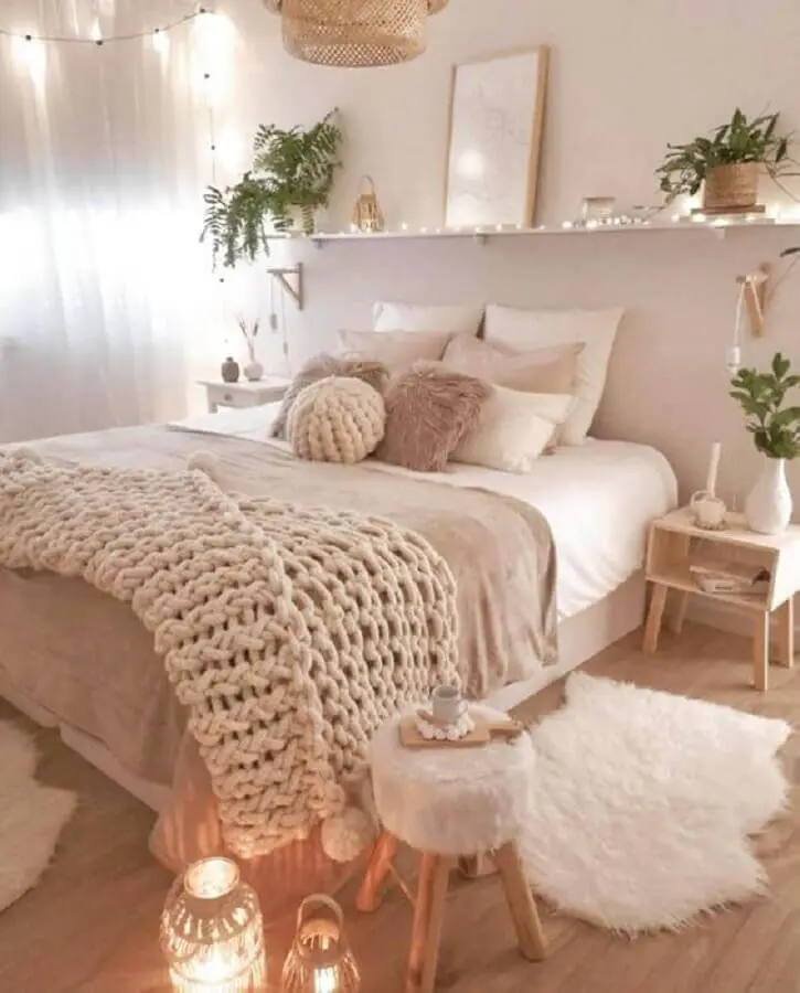 decoração de quarto clean em tons neutros com peseira de tricô Foto Pinterest