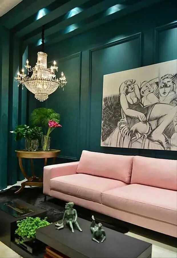 decoração de sala verde sofisticada com lustre de cristal e sofá rosa Foto Simples Decoração