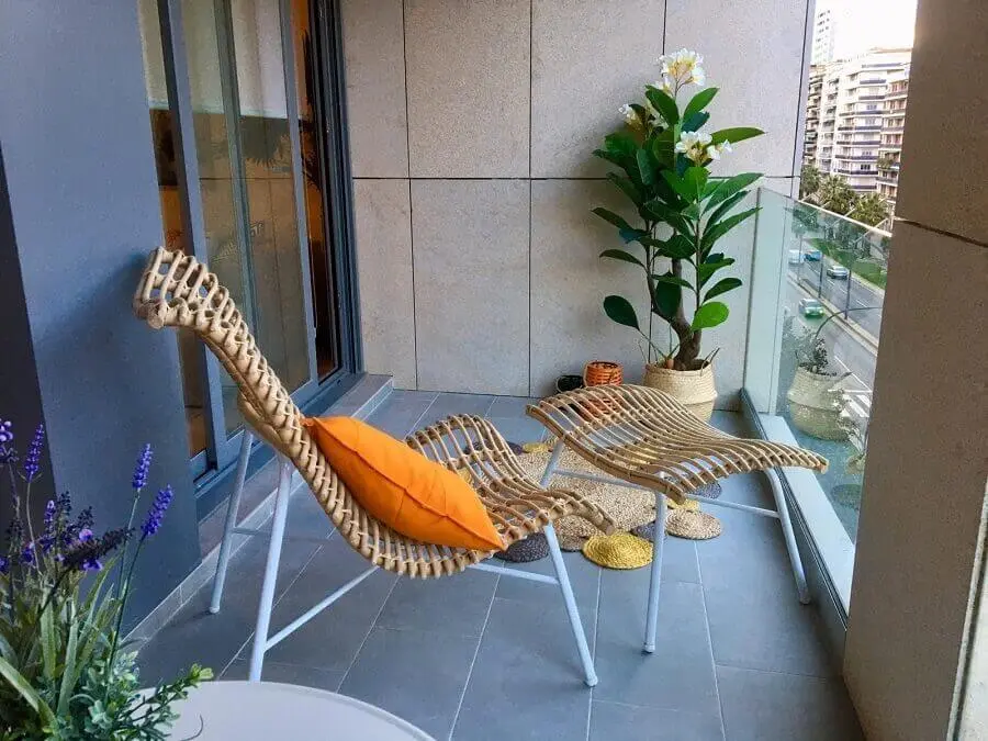 decoração de varanda pequena com cadeira confortável