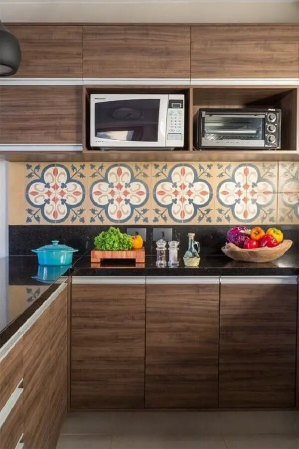 decoração em cores neutras com faixa de cerâmica para cozinha planejada com armários de madeira Foto Lore Arquitetura
