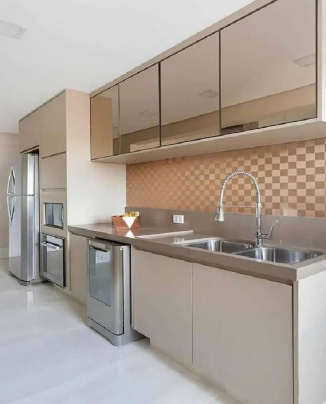 decoração em cores neutras com faixa para cozinha moderna Foto Archzine