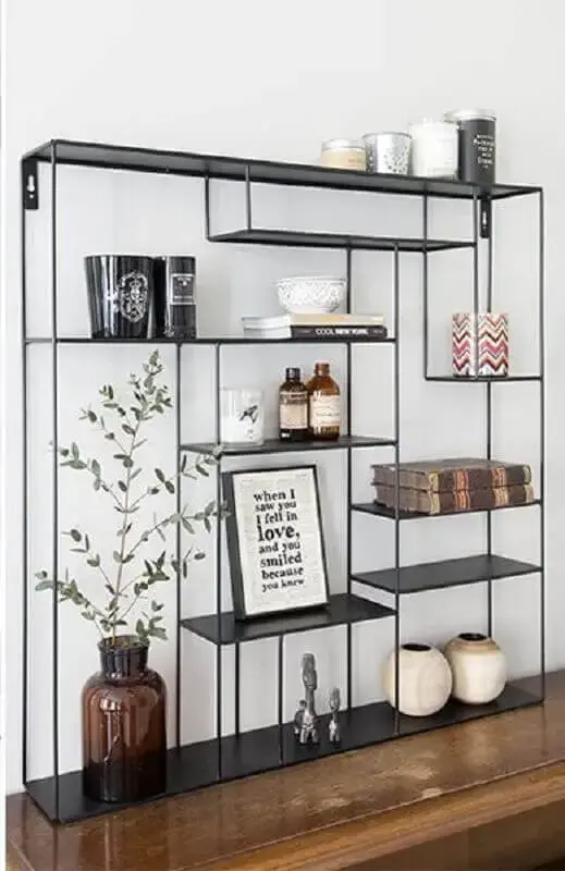 decoração minimalista com estante estilo industrial preta Foto Editions de l'Arkhan