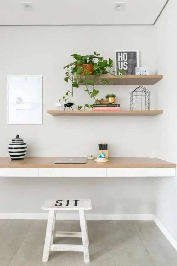 decoração minimalista com prateleira suspensa para home office Foto Pinterest