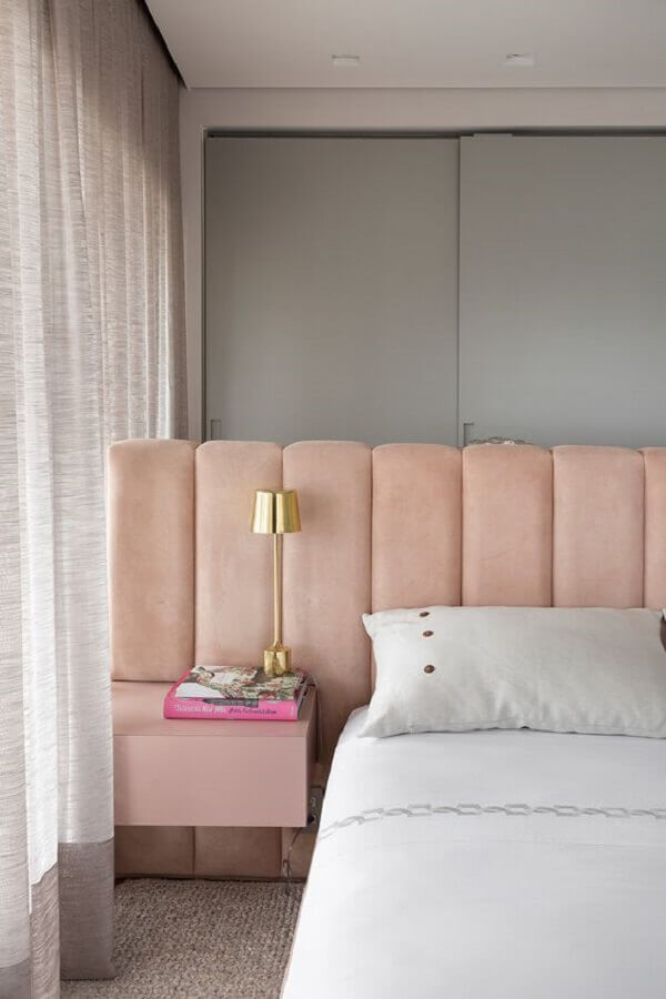 decoração moderna com cabeceira casal rose com criado mudo embutido Foto Casa de Valentina