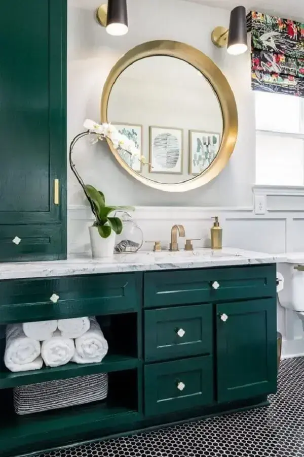 decoração para banheiro branco e verde esmeralda com espelho redondo Foto Emily A. Clark
