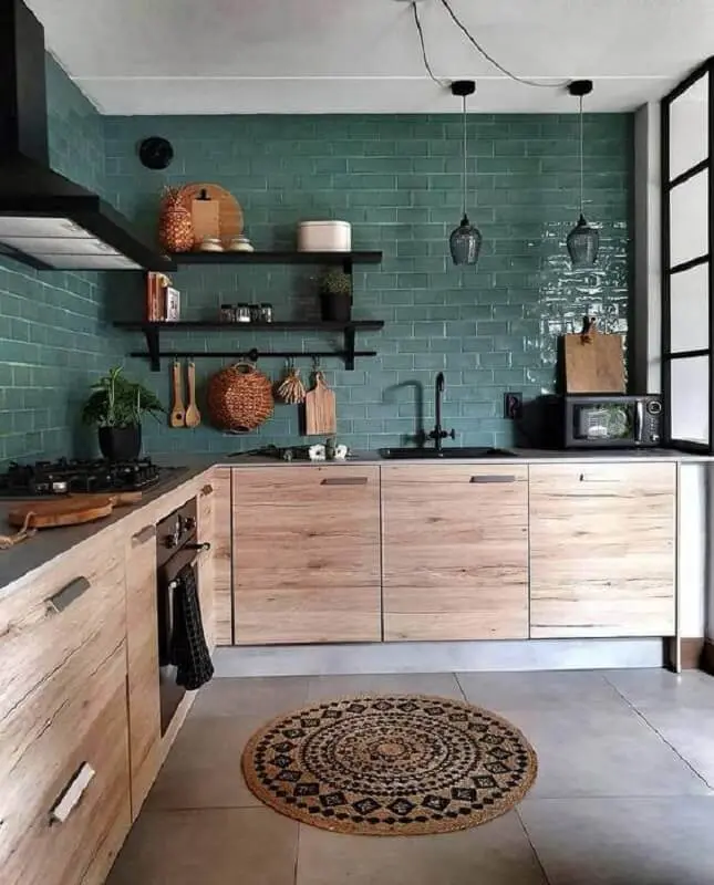 decoração para cozinha planejada verde com armários de madeira e prateleiras pretas Foto Pinterest