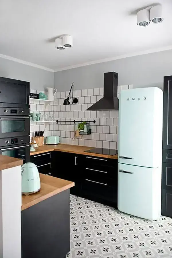 decoração para cozinha preta planejada com eletrodomésticos na cor verde menta Foto Achados de Decoração