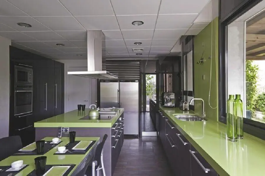decoração para cozinha verde musgo planejada com armários cinza Foto Pinterest