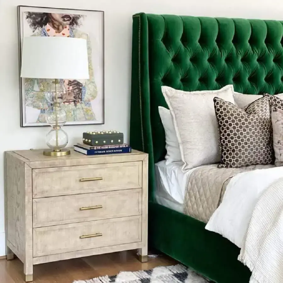 decoração para quarto com cabeceira capitonê na cor verde esmeralda Foto High Fashion Home