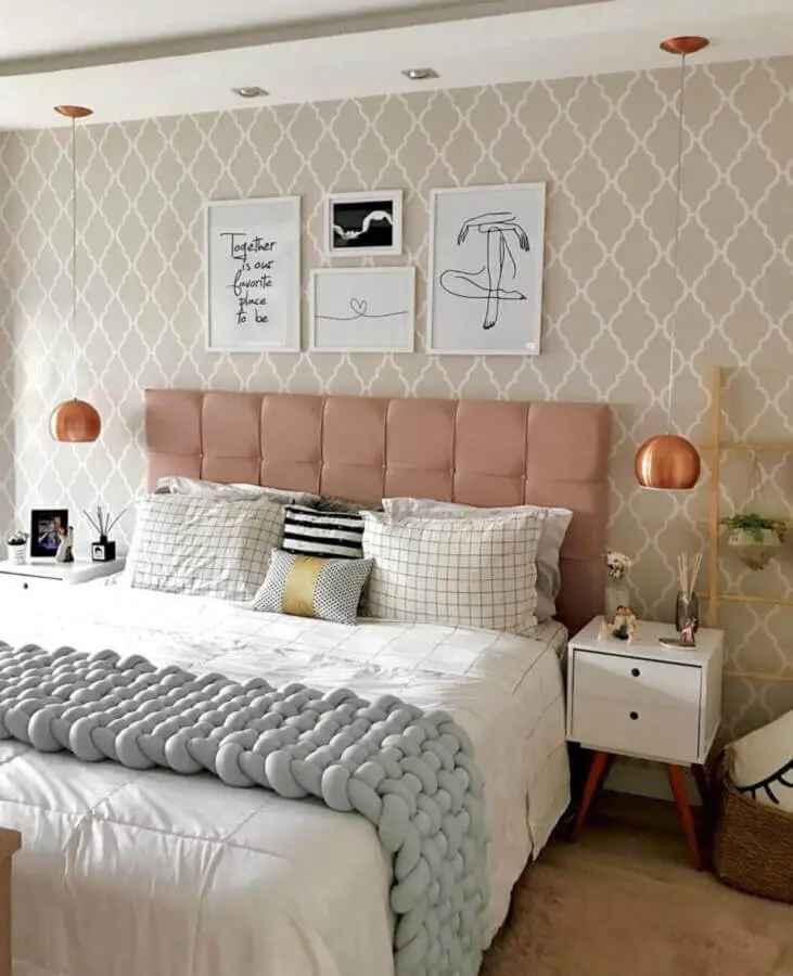 decoração para quarto de casal rosa e com tons de bege com peseira de tricô gigante cinza Foto Casa de Bamba 101
