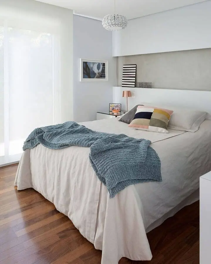 decoração para quarto minimalista todo branco com peseira para cama Foto Thaís Helena Ribeiro