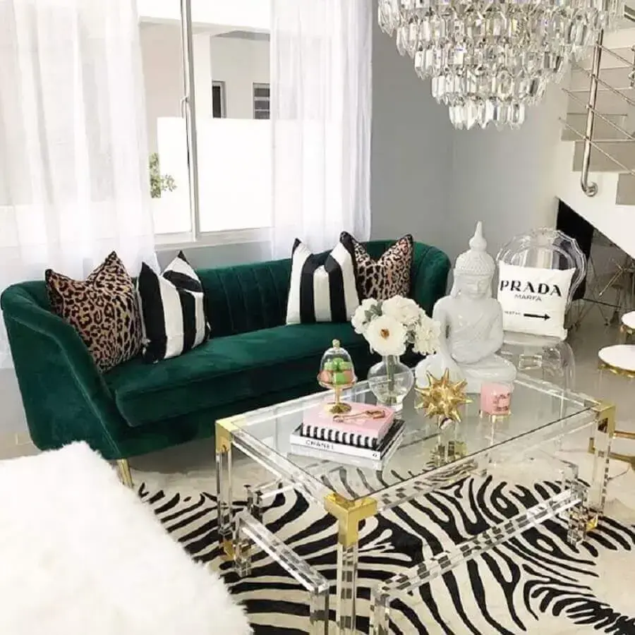 decoração para sala com tapete de zebra e sofá verde esmeralda Foto Coco Furniture Outlet