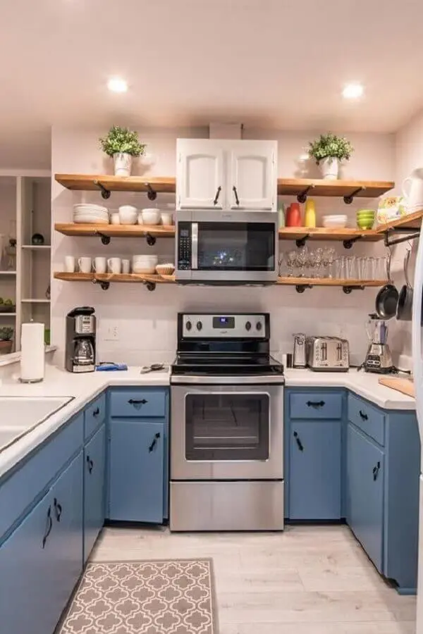 decoração retrô para cozinha em U com armários azuis e prateleiras de madeira Foto Awesome Home Ideas