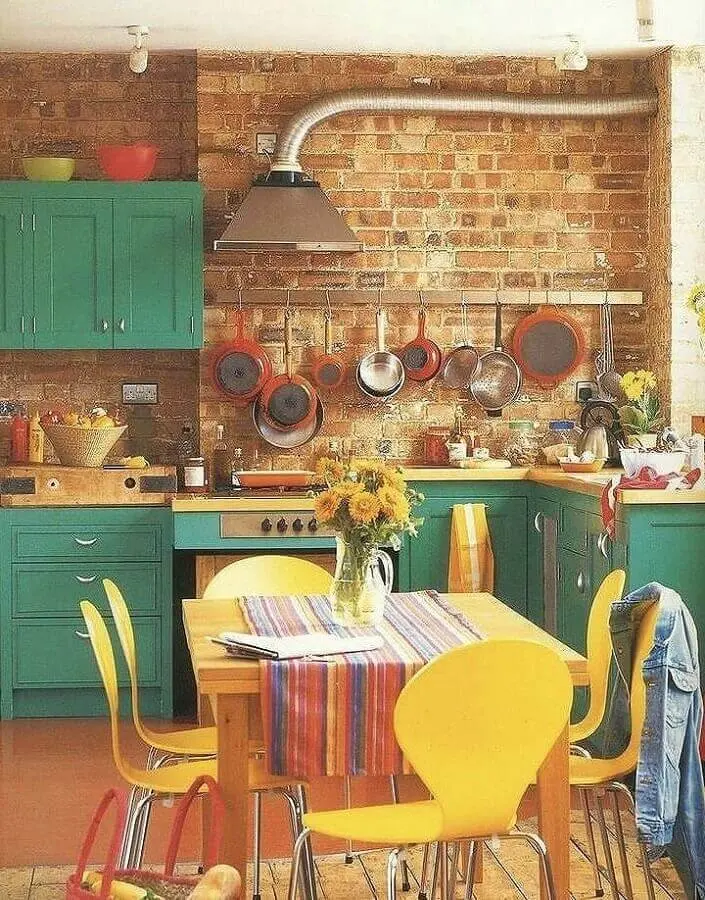 decoração rústica para cozinha verde com parede de tijolinho Foto Pinterest