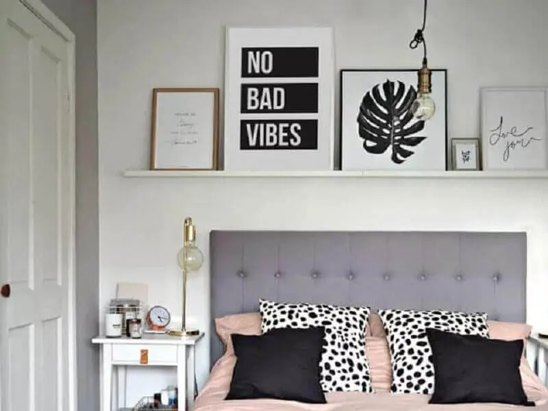 decoração simples com quadros com frases para quarto com cabeceira cinza Foto Pinterest