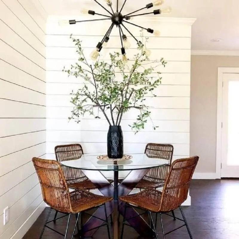 decoração simples com vaso preto para mesa de jantar redonda Foto Pier 1