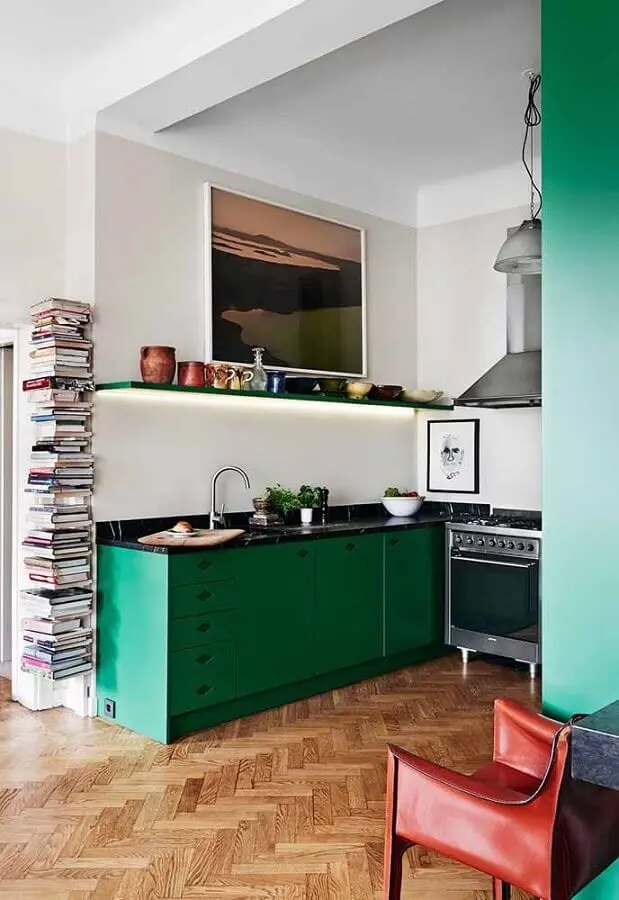 decoração simples para cozinha verde e branca com piso de madeira Foto Casinha Colorida