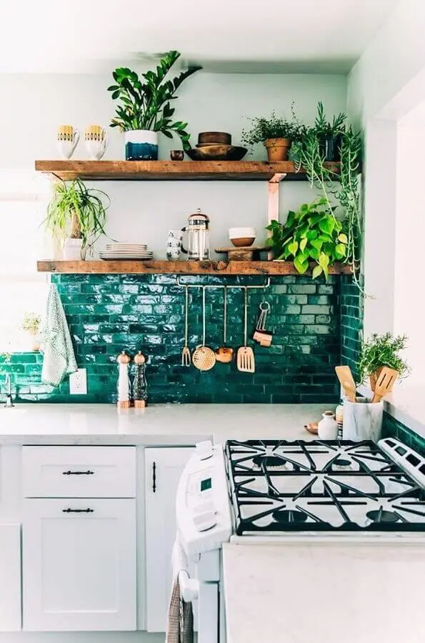 decoração simples para cozinha verde e branca com prateleiras de madeira Foto Martha Stewart