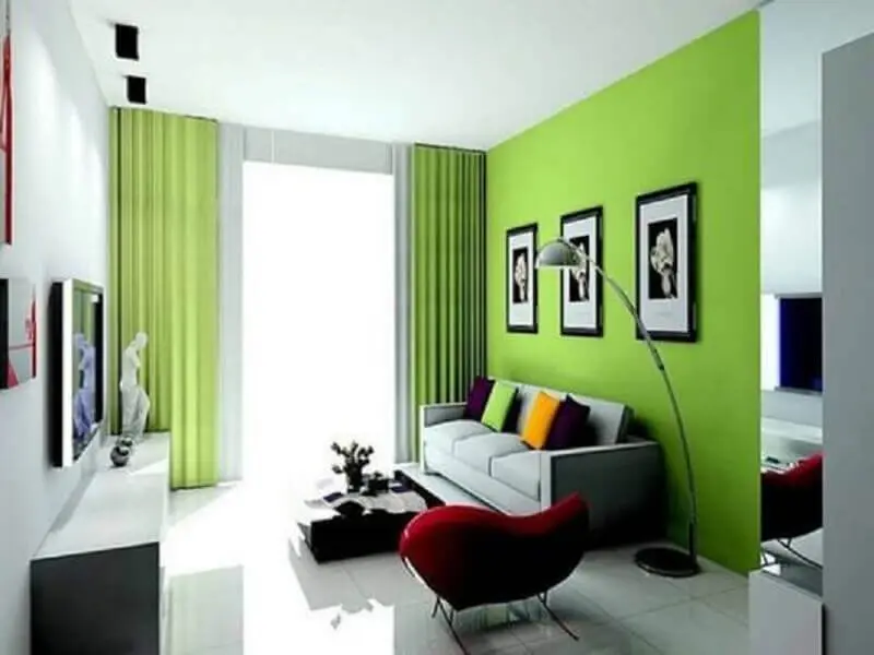 decoração simples para sala verde com poltrona vermelha Foto Pinterest