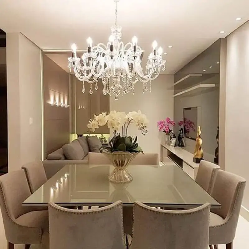 decoração sofisticada com lustre de cristal e vasos de metais para mesa de jantar Foto We Love It