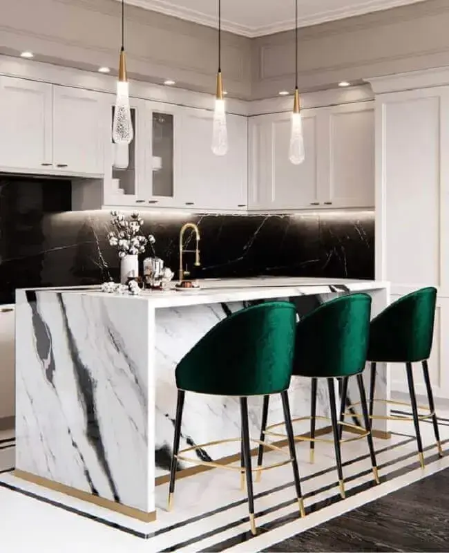 decoração sofisticada para cozinha com ilha de mármore e banquetas verde esmeralda Foto Blanco Interiores