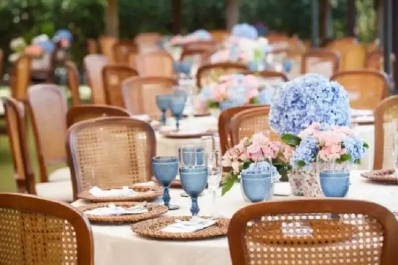 delicada decoração de casamento azul e rosa ao ar livre Foto Pinterest