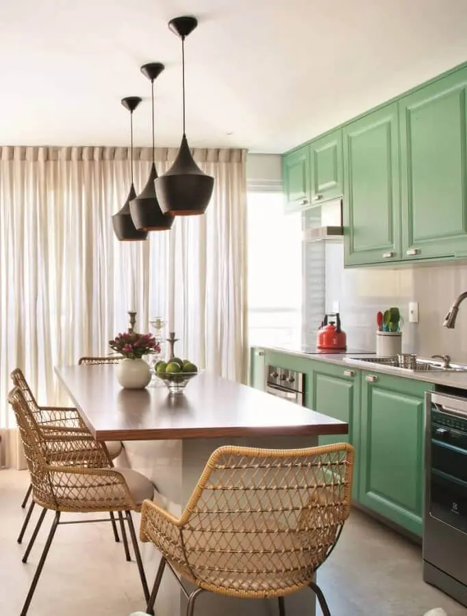 delicada decoração para cozinha verde com pendentes pretos Foto Pinterest